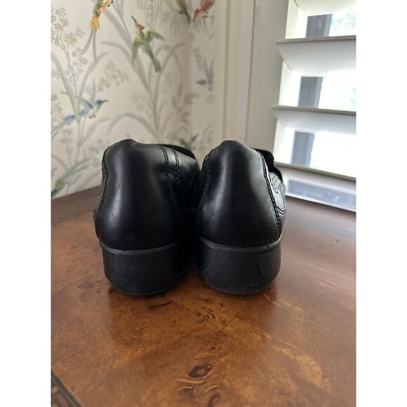 PFR Women's CLARKS Sz 8 Black leather Classic Square toe Low Wedge Loafers Shoe - Picture 4 of 7